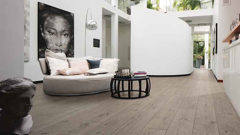 Ламинат Haro Tritty 100 Gran Via 4V Дуб Портлэнд Серый 533139 2200×243×8 фото в интерьере